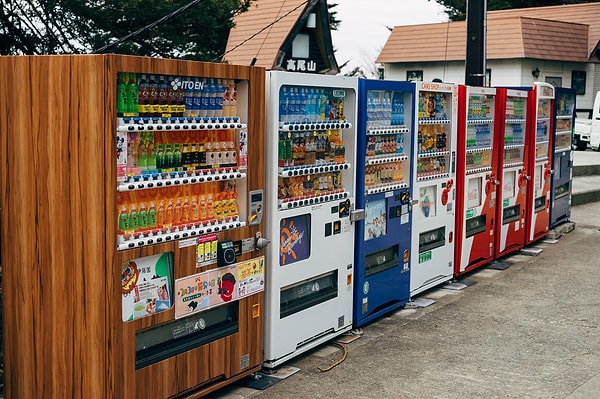 Kafeye gitmek ya da markette sıraya girmek yerine bir otomattan içecek almak, Japon işçiler için daha pratik ve zaman kazandırıcı bir çözüm.