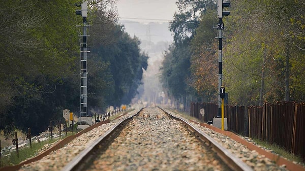 Rayların altına herhangi bir taş konulmuyor. Eğer yuvarlak ve kaygan çakıl taşları kullanılsaydı, tren geçtiğinde bu taşlar birbirine sürtünerek kayabilir ve rayları sabitleme işlevini yerine getiremezdi.