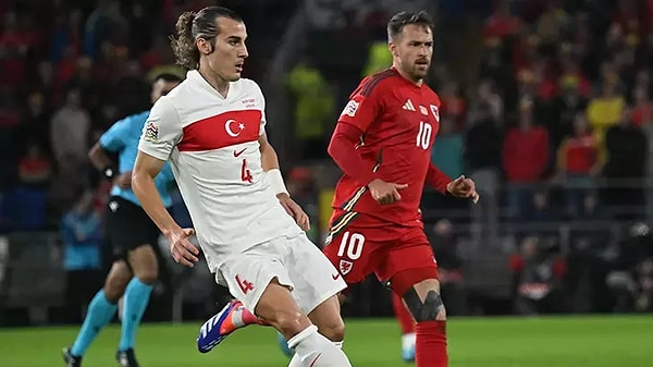 A Milli Futbol Takımı maça şu 11'le çıktı: Mert Günok, Zeki Çelik, Çağlar Söyüncü, Abdülkerim Bardakcı, Mert Müldür, Kaan Ayhan, İsmail Yüksek, Orkun Kökçü, Arda Güler, Barış Alper Yılmaz, Kenan Yıldız.