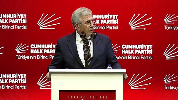 "Ben de Ekrem Başkanımın güzel konuşması gibi, sizlere bir konuşma yapmak isterdim. Hazır bir şekilde, Türkiye’nin tüm sorunlarına değinen ve bu konulardaki fikirlerimi de açıklamak isterdim ama maalesef bana 1 saat önce telefonla bildirdiler"