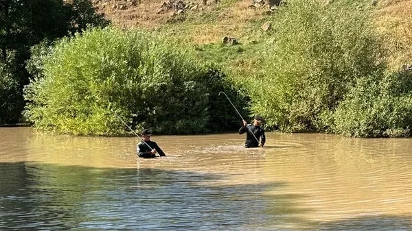 Diyarbakır Valisi Murat Zorluoğlu'nun Narin'in durumuyla ilgili açıklaması tüyler ürperticiydi. Zorluoğlu, Narin'in öldürüldükten sonra çuval içerisinde dere kenarına getirildiğini ve üzerinin çalı ve taşlarla gizlenmiş halde bulunduğunu açıkladı.