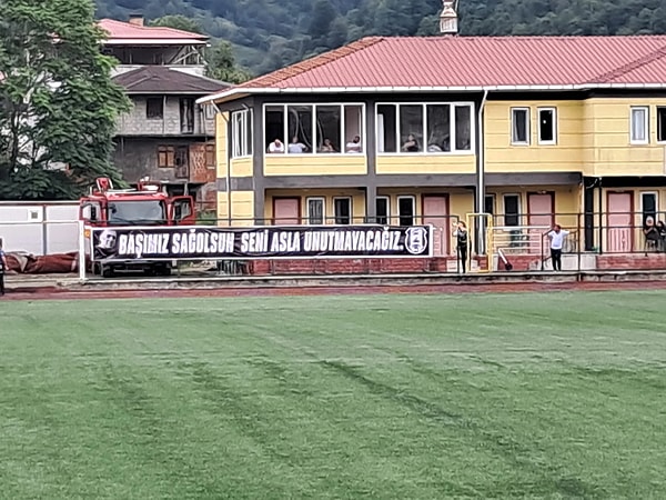 Hopaspor tribünleri tepkilerini pankart ve sloganlarının yanı sıra kent içindeki protesto yürüyüşünde de gösterdiler.