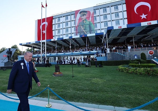 Milli Savunma Üniversitesi (MSÜ) Kara Harp Okulu Diploma Alma ve Sancak Devir Teslim Töreni, Kara Harp Okulunda Cumhurbaşkanı’nın katılımıyla gerçekleştirilmişti.