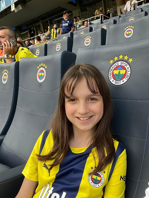 Fenerbahçe'nin maçlarını elden geldiğince stattan takip eden Yaz, söylediği marşlar ve tezahüratlarla da sık sık sosyal medyada gündem oluyor.