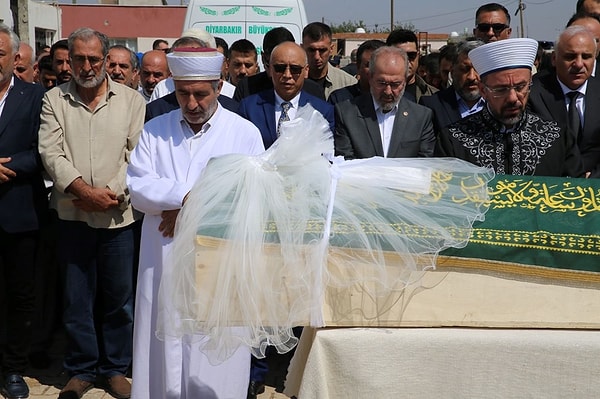 Narin'in narin bedenine yapılan otopsinin ardından cenaze töreni yapılmış, gözaltındaki anne ve babanın cenazeye bile katılmasına izin verilmemişti. Narin'le ilgili yapılan hiçbir açıklamada, aileye baş sağlığı dahi dilenmedi. Küçük kızın tabutunun üstüne yerleştirilen gelinlik ise olay olmuştu. Çoğunluk o tabutun üstünde okul önlüğü veya oyuncak olmalıydı eleştirisinde bulunmuş, tepki göstermişti.