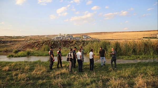 Şüpheli ayrıca Narin’in cesedini sakladıktan sonra hiçbir şey olmamış gibi hayata devam ettiklerini söyledi ve “Sonra aramalarda yer aldım. Amca da aramalarda vardı” ifadelerini kullandı.