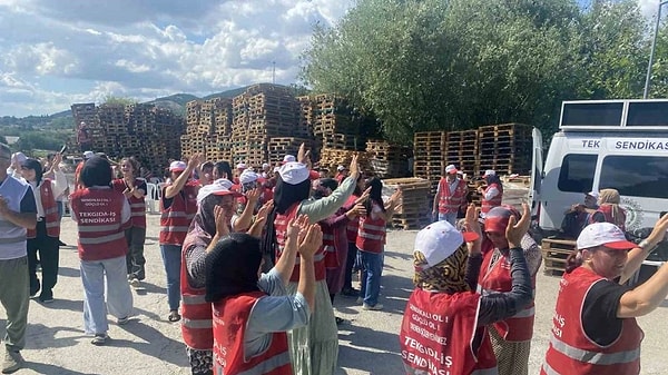 Sendikalı oldukları için işten atılan ve eylem yapan işçiler fabrikanın yolunu kapattılar. Polis müdahalesi öncesi işçilerle konuşan Çatalca İlçe Emniyet Müdürü işçileri çocukları üzerinden tehdit etti.