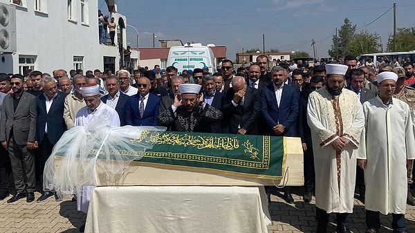 Bugün son yolculuğuna uğurlanan Narin'in vefatıyla ilgili gözaltındaki kişilerden birinden bir itiraf da gelmişti. 6 çocuk babası N.B., "Muhtar (Amca Salim Güran) cesedi çuval içerisinde bana verdi. Çuvalı alıp dereye götürdüm" itirafında bulunmuş, ayrıca amcanın kendisine yardımcı olması karşılığında 200 bin lira teklif ettiğini de belirtmişti.