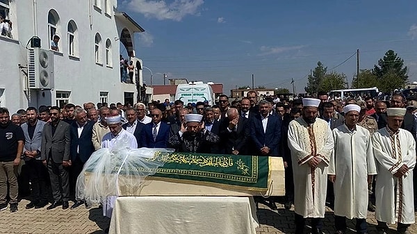 Cansız bedenin bulunmasının ardından ise soruşturma kapsamında, aralarında Narin Güran'ın annesi, babası, iki ağabeyi, dört amcası ve tutuklanan amcası Salim Güran'ın eşinin de bulunduğu 24 kişi gözaltına alınmıştı.