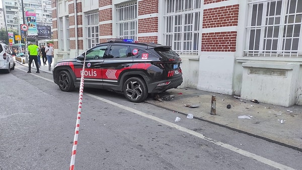 Cadde üzerinde geri manevra yapan polis, aracın direksiyon hakimiyetini kaybederek kaldırımda yürüyen iki kadına çarptı.