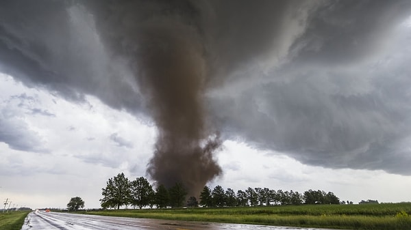 ABD’nin fırtınalara bu denli açık olmasının temel nedeni, coğrafi yapısından kaynaklanıyor. Amerika’nın orta kısmı, özellikle de "Tornado Alley" olarak bilinen bölge, bu meteorolojik olaylar için ideal bir ortam sunuyor.