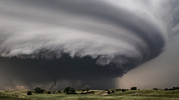 Son yıllarda bilim insanları, fırtına riskinin Amerika’nın sadece merkeziyle sınırlı olmadığını belirtiyor. İklim değişikliği nedeniyle Tornado Alley doğuya doğru kayıyor ve Mississippi Nehri Vadisi gibi güneydeki bölgeler de artık büyük bir risk altında.