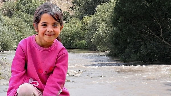 Tüm Türkiye'nin umutla beklediği haber, ne yazık ki acı bir şekilde geldi. Diyarbakır'ın Bağlar ilçesinde kaybolan Narin Güran’ın cansız bedeni, dere yatağında bir çuvalın içinde bulundu.