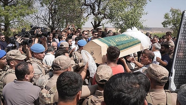 Diyarbakır’da kaybolduktan 19 gün sonra cansız bedeni dere kenarında bulunan 8 yaşındaki Narin Güran’ın soruşturması tüm yönüyle devam ediyor. Olayla ilgili çoğu aile üyesi olan toplam 24 kişi gözaltına alınmıştı. Narin Güran’ın ablası olan Tülin Güran’ın da ölümü dosyaya girdi. Soruşturmayı yürüten savcılık, Tülin Güran’ın ölümü ile ilgili hastaneden belge istedi.