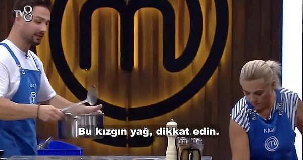 MasterChef'te yarışmacı talihsiz bir kaza geçirdi. Takım oyununda kızgın yağ taşıyan Onur, yağın üstüne düştü.