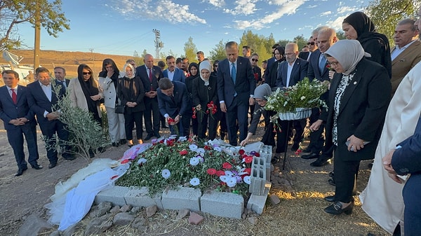 İçişleri Bakanı Ali Yerlikaya, Adalet Bakanı Yılmaz Tunç ve Aile ve Sosyal Hizmetler Bakanı Mahinur Özdemir Göktaş, Narin’in mezarını ziyaret etti.