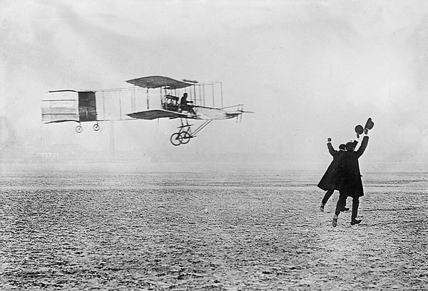 2. 13 Ocak 1908, Henri Farman'ın uzun mesafede ilk dairesel uçuşu