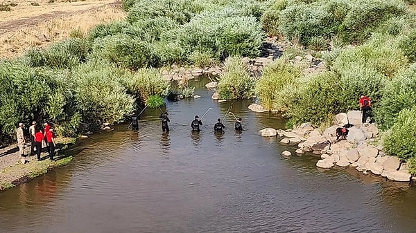 Diyarbakır’da 19 gün boyunca kayıp olarak aranan 8 yaşındaki Narin Güran, yaşadığı eve yaklaşık 1.5 kilometre uzaklıktaki derenin kenarında cansız olarak bulunmuştu.