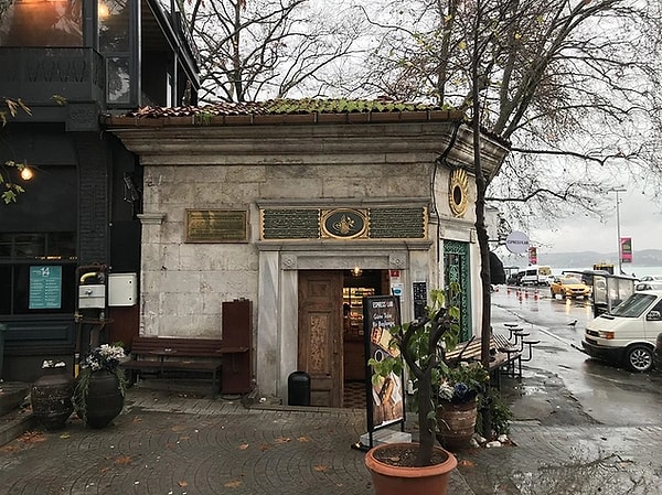 Son dönemde büyük bir hızla büyüyen Espressolab, özellikle tarihi mekanlarda açtığı yeni şubeleriyle dikkat çekiyor. Nevşehir Ürgüp ve Beşiktaş Arnavutköy'de yeni şubeler açan kahve zinciri, son olarak Emirgan'da tarihi binadaki şubesiyle sosyal medyada gündem oldu.