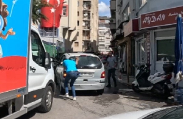 İzmir'in Konak İlçesi'nde bir kamyonet sürücüsü ile otomobil sürücüsü arasında tartışma çıktı. Araç sahibinin küfür etmesi üzerine koşarak aracın camını kıran kamyonet sürücüsü neye uğradığını şaşırdı.