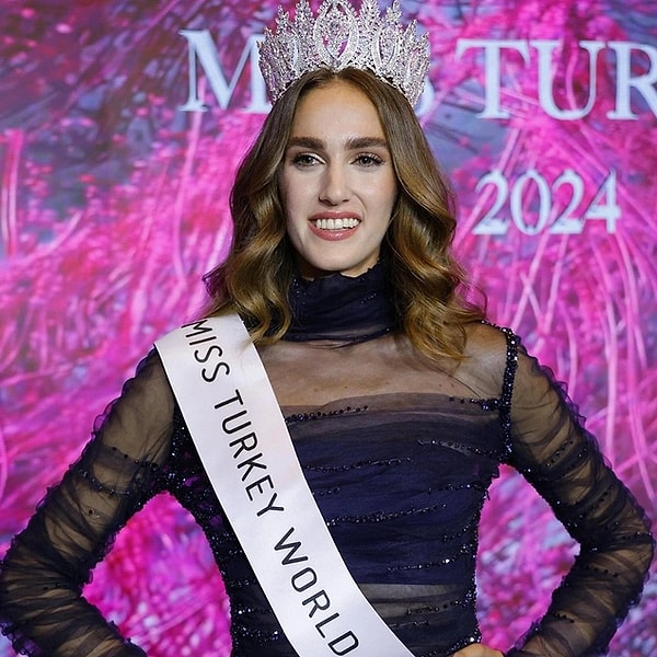 Bu sene İstanbul Haliç'teki bir otelin balo salonunda gerçekleşen Miss Turkey yarışmasının birincisi İdil Bilgen oldu. Tacını Miss Turkey World 2022 Nursena Say'dan devralan Bilgen, sosyal medyada da kısa süre içerisinde gündem oldu tabii.