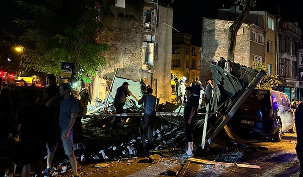 Edinilen bilgiye göre, Fatih'in Zeyrek Mahallesi Büyük Karaman Caddesi'nde bulunan 3 katlı metruk bina çöktü.