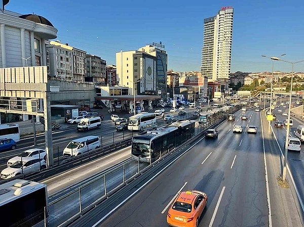 Harekete halinde olan metrobüsün tekerleri fırladı. Yaşanan kaza herkesi korkuttu. Kazada şans eseri kimseye bir şey olmadı.