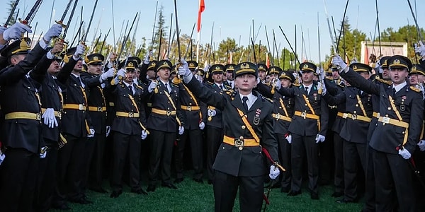 Eroğlu, sonrasında bir grup sınıf arkadaşıyla birlikte kılıçla yemin etmiş ve tartışılan görüntüler sonrasında hakkında soruşturma açılmıştı.