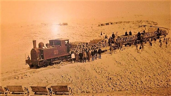 Bir anda havaya uçan bu tren, çölde yan yatarak durmuştu. O günden beri, Osmanlı askerlerinin son izlerini taşıyan bu tren, Suudi Arabistan’ın gurur kaynağı haline geldi.