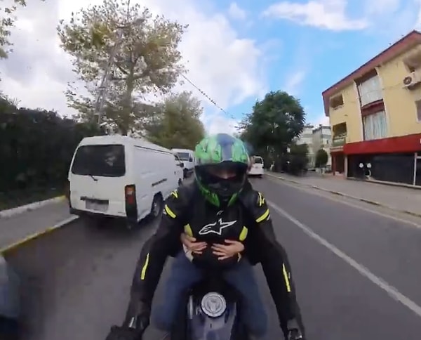 Namaza yetişmeye çalışan adamın isteğini kırmayan motorcu, artçı olarak oladığı gitmek istediği camiye kadar götürdü. Yolculuk sırasında büyük mutluluk yaşayan adam, motorcuya teşekkür ederek camiye gitti. Videoyu paylaşan motorcu, "Sevabı kaptık" notunu düştü.