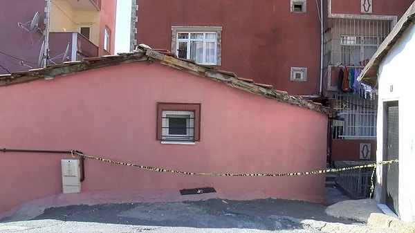 Korkunç cinayet, Fetihtepe Mahallesi Okçular Yolu Sokak üzerinde bulunan 3 katlı binanın 1’inci katında meydana geldi.