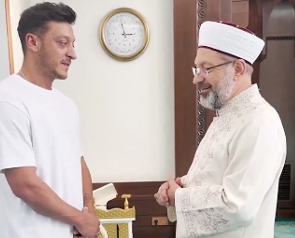 Ali Erbaş, "Dünyaca ünlü futbolcumuz Mesut Özil ile Cuma namazı sonrası Çilehane Camii’nde bir araya geldik. Gönüllü olarak cami temizliğine katılması ile büyük bir örneklik sergileyen Mesut Özil kardeşimize hassasiyeti ve örnek davranışından dolayı teşekkür ediyorum" sözleriyle buluşmayı sosyal medyada duyurdu