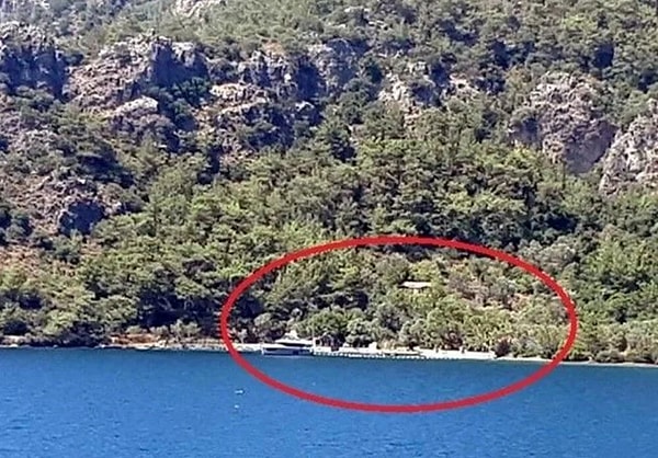 Çevre, Şehircilik ve İklim Değişikliği Muğla İl Müdürlüğü ve Marmaris Belediyesi ekipleri, Şahan Gökbakar'a ait villa için harekete geçti.