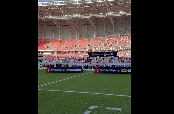 Samsunspor-Konyaspor maçında futbolcular sahaya Narin için beyaz balonlarla çıktı.