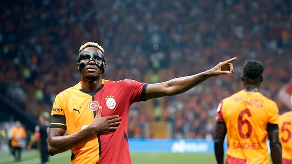 Süper Lig'de Galatasaray formasını ilk kez sırtına geçiren Victor Osimhen, gelecek adına herkeste büyük bir merak uyandırdı.