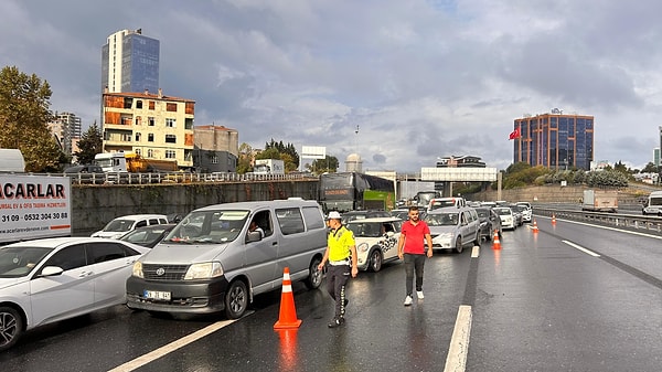 TEM İSTOÇ mevkiinde 8 aracın karıştığı zincirleme trafik kazası yaşandı. 1 kişinin öldüğü 1 kişinin yaralandığı öğrenilen ve orta şeritte meydana gelen kaza nedeniyle üç şerit trafiğe kapatıldı.