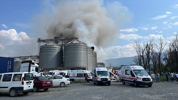 Patlamanın ardından, olay yerine çok sayıda ambulans ve itfaiye ekibi sevk edildi.