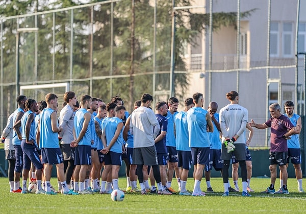 Trabzonspor'un ev sahibi olacağı maçta hakem Ali Şansalan olacak, VAR hakemi ise Özgür Yankaya olarak belirlendi. beIN Sports ekranlarında yayınlanacak maçın başlama saati ise 20.00!