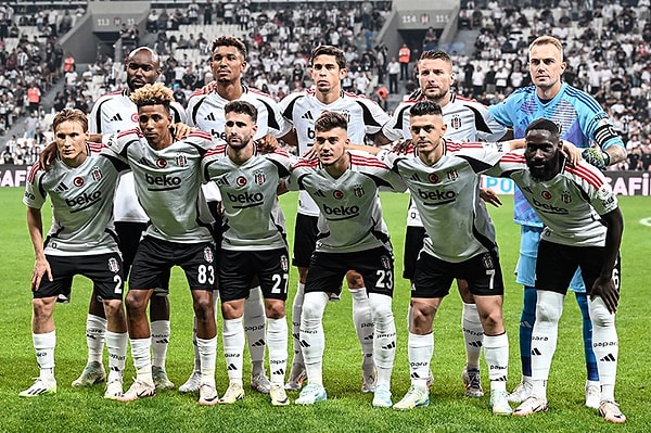 Beşiktaş'ın kritik maç öncesi muhtemel 11'i şu şekilde olacak: Mert, Svensson, Paulista, Uduokhai, Masuaku, Al-Musrati, Gedson, Rashica, Rafa Silva, Joao Mario, Immobile