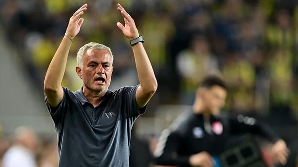 Jose Mourinho geldiği günden bu yana açıklamalarıyla gündemi belirlemeyi sürdürüyor. Mourinho, bir süredir Galatasaray maçlarını "kart sayısı" üzerinden eleştiriyor.