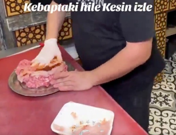 Tavuk eti karıştırmanın kebap tadını tam olarak vermediğini ancak maliyetleri düşürdüğünü vurgulayan usta, bu yöntemle kebapların daha ucuza satıldığını belirtti.