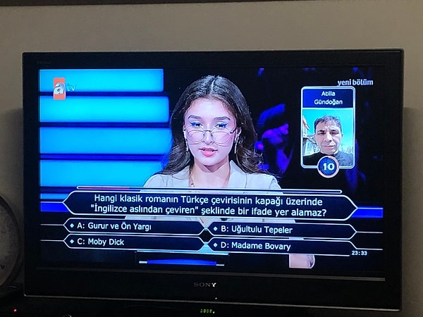 Klasik romanlar için hangisinin aslında İngilizce olmadığı sorulan kadın yarışmacı, telefon jokerini kullandıktan sonra soruya yanlış cevap vererek elendi.