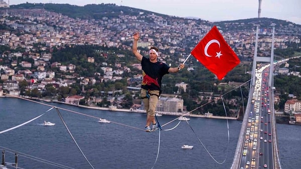 İp üstünde kıtalar arasında geçiş yapan ilk kişi olmayı başran Jaan Roose tarihe adını yazdı.