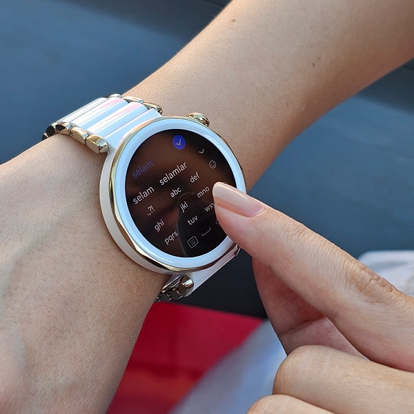 Huawei Watch GT 5 Pro ile mesajları akıllı saatinizden yazabiliyorsunuz.