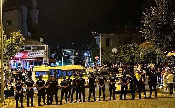 "Cinsel istismarın vuku bulduğu sırada evde başka çocukların da olduğu ve çok yaşlı bir babaannenin bulunduğunu biliyoruz'' diyen Başkan Egemen Gürcün, sözlerine şöyle devam etti: ''İki suça sürüklenen çocuğun kapıyı kapatarak, bebeğin üzerinde bu elim filli gerçekleştirdiklerini öğreniyoruz. Savcılık makamları tüm dijital verilere el koymuş durumda, bunlar inceleniyor.''