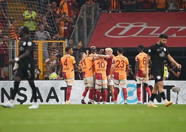 Galatasaray dört haftalık süreçte dört galibiyet alırken bol gollü üç puanlar camiaya da yeni bir hava kattı.