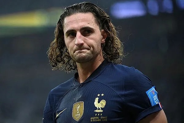 Bir ara Fenerbahçe'nin de devreye girdiği iddia edilen transferde en önemli sorun Rabiot'nun menajeri olan annesiydi.