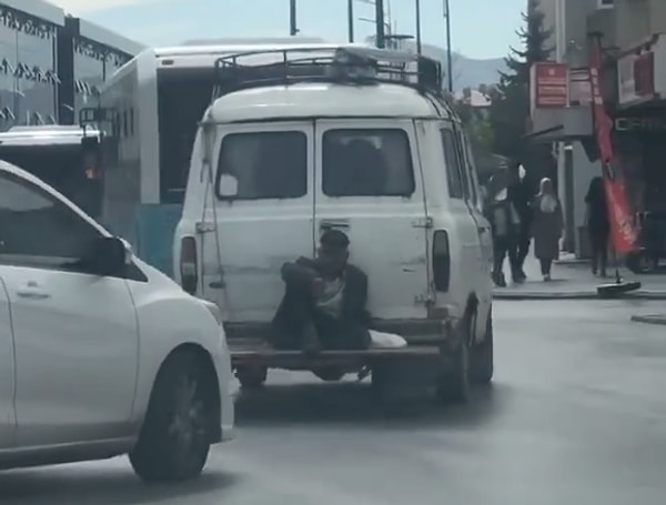 Akan trafikte hem düşme riski bulunan, hem de arkadan çarpılması durumunda araçlar arasına sıkışabilecek olan adamın rahatlığı ise izleyenlere 'pes' dedirtti.