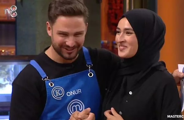 Akalın, MasterChef'in ilk gününden bu yana bir Muratcan'la bir Onur'la yakıştırılan Beyza'ya övgüler yağdırdı.