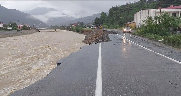 Artvin’de aralıklarla devam eden şiddetli yağış nedeniyle Artvin-Hopa kara yolunun Hopa Sanayi Sitesi Yanmış Köprü mevkisinde de çökme meydana geldi. Hopa istikametine kapatılan güzergahta ulaşım, yolun Artvin yönünde tek şeritten sağlanıyor.